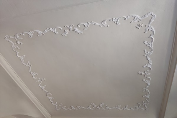 DECORAZIONI IN GESSO