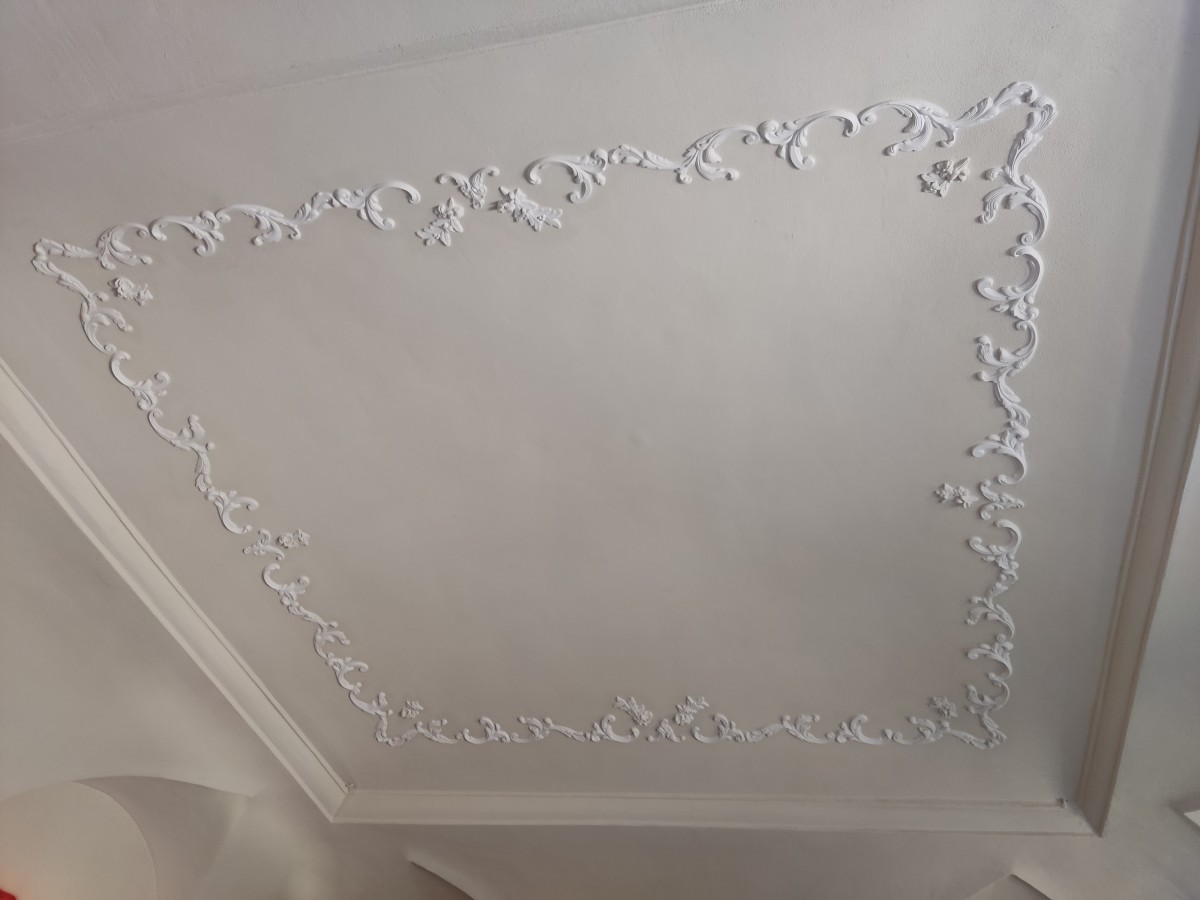 DECORAZIONI IN GESSO